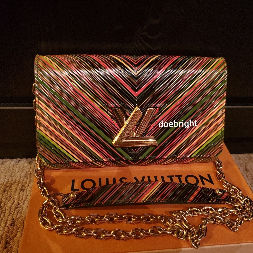 LOUIS VUITTON Monogram Rose Beige Twist Chain Shou